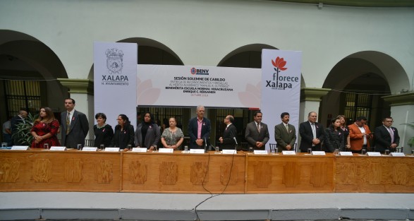 El sesión solemne de cabildo, autoridades municipales de Xalapa entregaron medallas a los alumnos con mejor promedio de la Benemérita Escuela Normal Veracruzana.  