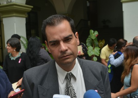 El regidor Juan Gabriel Fernández Garibay, titular de la comisión de Seguridad en el ayuntamiento de Xalapa, lamentó que hasta ahora -a un mes de que entren en funciones- se estén licitando los recursos para adquirir armamento, patrullas y equipo táctil para los elementos que integrarán la próxima Policía Municipal de esta capital.  