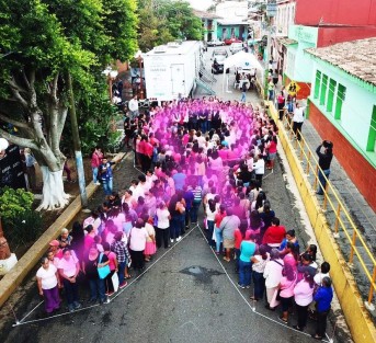 Este viernes 19 de octubre, el alcalde de Teocelo Mario Antonio Chama Díaz junto con la Síndica Zayra Martínez Andrade encabezaron el evento para conmemorar el día dedicado a la lucha contra el cáncer de mama, organizado por la presidenta del DIF municipal, Mara Chama Villa junto con el Instituto municipal de la mujer. 