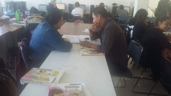 Al igual que decenas de adultos que se esfuerzan por concluir sus estudios, Claudia Cruz, una madre de familia, quien prometió como regalo de Navidad a su hija su certificado de estudios, ve frustrados sus planes con la suspensión de actividades del IVEA, este mes de octubre.