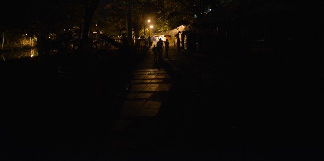 Así luce en Xalapa la parte del Paseo de los Lagos desde El Águila hasta donde se encuentran los juegos mecánicos. A decir de la gente, ya ha habido asaltos e intentos de faltar el respeto a varios jóvenes que por ahí transitan.  