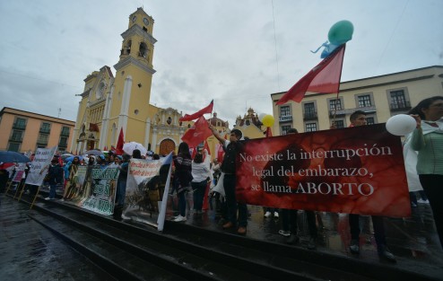 Con consignas como mi madre dijo sí, por eso estoy aquí, los participantes en la Marcha por la Vida  llenaron la plaza Lerdo, donde escucharon los discursos de los organizadores.