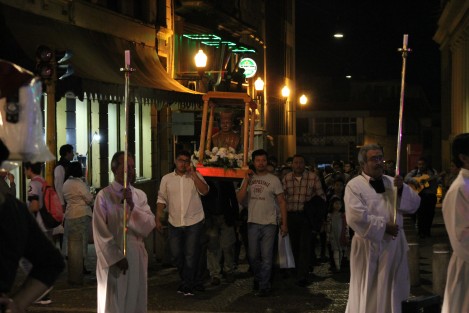 Ante la proximidad de la festividad de San Rafael Guízar y Valencia, se ven llegar hasta la Catedral de Xalapa las peregrinaciones de diversas agrupaciones religiosas de Xalapa y otras localidades. 