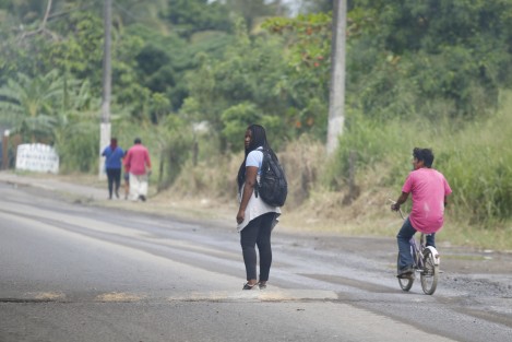 Una mujer hondureña de nombre Sama, pide apoyo económico en una carretera de Medellín. 