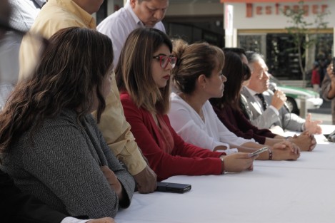 Aunque el tema de la conferencia de los diputados de MORENA era informar sobre la encuesta que se realizará del 24 al 28 de octubre sobre la construcción del aeropuerto de la CDMX, algunos legisladores aprovecharon para evidenciar la falta de atención del Gobierno del Estado, en las zonas afectadas por las lluvias. 