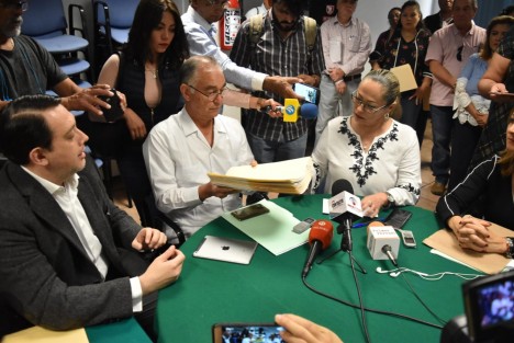 Empresarios, adheridos a la Asociación Civil Empresas SOS, presentaron una demanda ante la Comisión Estatal de Derechos Humanos (CEDH) en contra el gobernador Miguel Ángel Yunes Linares, el Secretario de Finanzas y Planeación y los servidores públicos que resulten responsables, acusando violación a sus derechos, ante la falta de pagos de parte de la actual administración, por supuestos servicios prestados al gobierno del estado.