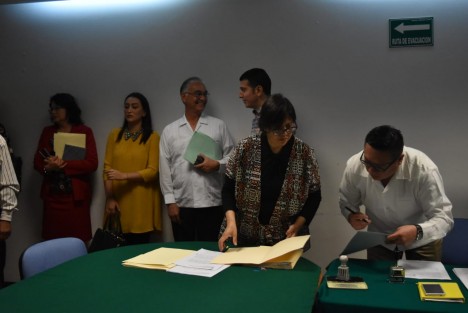 Empresarios, adheridos a la Asociación Civil Empresas SOS, presentaron una demanda ante la Comisión Estatal de Derechos Humanos (CEDH) en contra el gobernador Miguel Ángel Yunes Linares, el Secretario de Finanzas y Planeación y los servidores públicos que resulten responsables, acusando violación a sus derechos, ante la falta de pagos de parte de la actual administración, por supuestos servicios prestados al gobierno del estado.