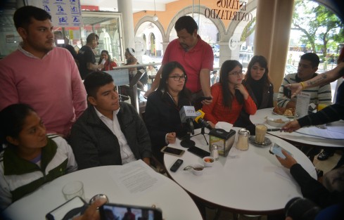 Integrantes de las cinco escuelas normales públicas del estado dieron a conocer que solicitarán al gobernador electo, Cuitláhuac García Jiménez, que se refuerce el apoyo a dichas instituciones y con ello terminar con el abandono en que se han encontrado las mismas en los últimos años. 