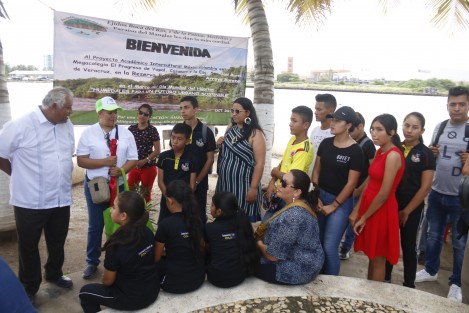 Ejidatarios de Arroyo Moreno y un grupo de estudiantes de Colombia, iniciaron un recorrido de supervisión para identificar áreas del manglar que necesitan ser reforestadas.