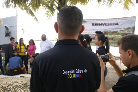Ejidatarios de Arroyo Moreno y un grupo de estudiantes de Colombia, iniciaron un recorrido de supervisión para identificar áreas del manglar que necesitan ser reforestadas.