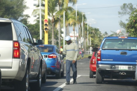 Incluso sin caravana de por medio, desde hace unos meses se ha incrementado la presencia de migrantes en los cruceros de la ciudad de Veracruz y en Boca del Río. La mayoría proviene de Centroamérica y su destino es los Estados Unidos.