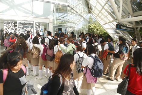 La Universidad Veracruzana realizó la Expo Orienta 2018 en la USBI. La exposición tiene como finalidad mostrar a los estudiantes de bachillerato, las diversas carreras que oferta la UV.