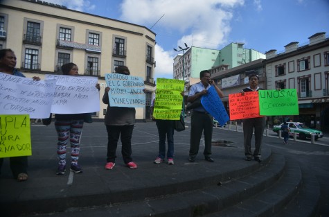 Habitantes de Córdoba se manifestaron en la plaza Lerdo para pedirle al gobernador que cumpla su palabra en regularizar un predio en aquel lugar. Posteriormente fueron atendidos por personal de Palacio de Gobierno. 
