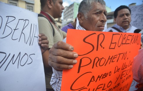 Habitantes de Córdoba se manifestaron en la plaza Lerdo para pedirle al gobernador que cumpla su palabra en regularizar un predio en aquel lugar. Posteriormente fueron atendidos por personal de Palacio de Gobierno. 