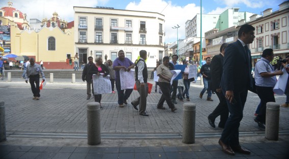 Habitantes de Córdoba se manifestaron en la plaza Lerdo para pedirle al gobernador que cumpla su palabra en regularizar un predio en aquel lugar. Posteriormente fueron atendidos por personal de Palacio de Gobierno. 