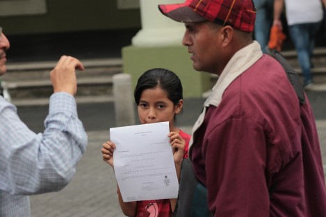 Familia de la colonia El Moral se manifestó en Plaza Lerdo por la reducción en la beca de SEDESOL para sus tres hijos.Dicen que cobraban bimestral mil 200 pesos por los 3, pero los últimos pagos son de 800 pesos y no les explican el motivo. 