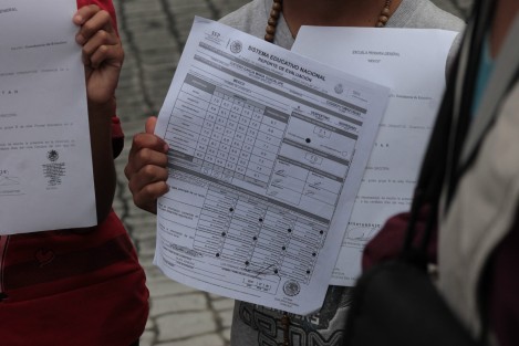 Familia de la colonia El Moral se manifestó en Plaza Lerdo por la reducción en la beca de SEDESOL para sus tres hijos.Dicen que cobraban bimestral mil 200 pesos por los 3, pero los últimos pagos son de 800 pesos y no les explican el motivo.  