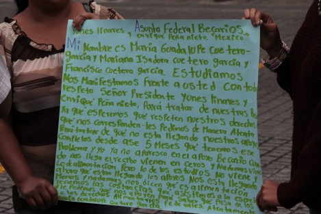 Familia de la colonia El Moral se manifestó en Plaza Lerdo por la reducción en la beca de SEDESOL para sus tres hijos.Dicen que cobraban bimestral mil 200 pesos por los 3, pero los últimos pagos son de 800 pesos y no les explican el motivo.  