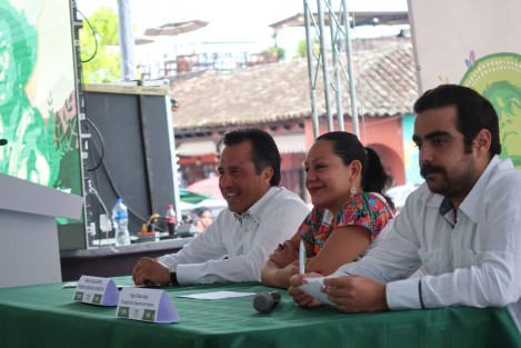 La entidad veracruzana será beneficiada con el programa Sembrando Vida que implementará el gobierno federal a través de la Secretaría del Bienestar, encabezada por María Luisa Albores González. El Gobernador electo Cuitláhuac García Jiménez acompañó a la futura funcionaria en la presentación del programa en Papantla, Ver.. 