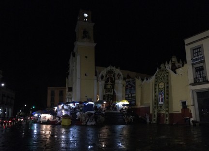 Este miércoles se celebra en Xalapa a San Rafael Guízar, por lo que desde hace días peregrinos han llegado hasta la Catedral de la capital, siendo la madrugada de este día el momento de más afluencia,con la traída de los arcos desde Teocelo y Piedra Parada. 