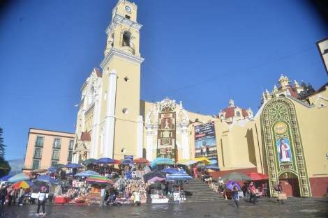 Como cada año se llevó a cabo la  celebración de san Rafael Guízar  y Valencia con arcos, misas y flores. Miles de feligreses se dan cita en la catedral para festejar este día.