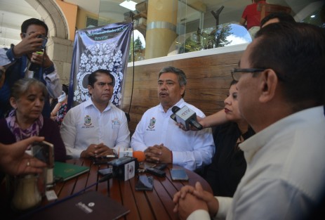 El alcalde de Teocelo, Mario Chama Díaz, dijo que se seguirá gestionando lo del nuevo puente, ya que debido a las lluvias han caído árboles y piedras  sobre la carretera Xico- Teocelo, lo ha que dejado incomunicado al municipio por horas.  