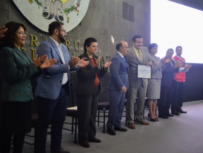 Celebrando el Día del Médico el secretario de Salud, Irán Suárez Villa, entregó reconocimientos a médicos por su destacada trayectoria  así como la medalla al mérito médico Dr. Pedro Rendón Domínguez a la doctora Norma Patricia López Pretelín.  