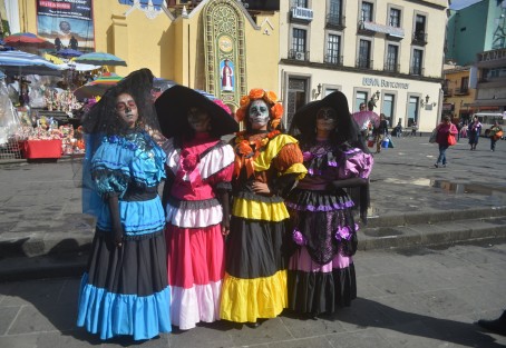 Alumnos y maestros de la escuela Industrial, vestidos de catrina caminaron por el centro, repartiendo volantes para anunciar su evento !Ay! Calavera catrina,  en las instalaciones de dicha escuela a partir del 26 de octubre.