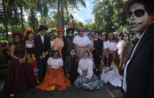 Alumnos y maestros de la escuela Industrial, vestidos de catrina caminaron por el centro, repartiendo volantes para anunciar su evento !Ay! Calavera catrina,  en las instalaciones de dicha escuela a partir del 26 de octubre.