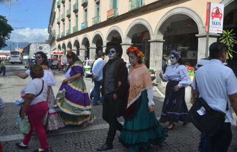 Alumnos y maestros de la escuela Industrial, vestidos de catrina caminaron por el centro, repartiendo volantes para anunciar su evento !Ay! Calavera catrina,  en las instalaciones de dicha escuela a partir del 26 de octubre.