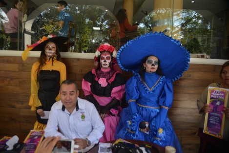 Alumnos y maestros de la escuela Industrial, vestidos de catrina caminaron por el centro, repartiendo volantes para anunciar su evento !Ay! Calavera catrina,  en las instalaciones de dicha escuela a partir del 26 de octubre.