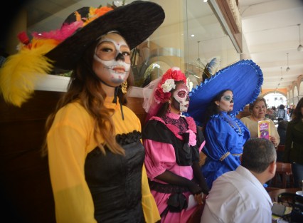 Alumnos y maestros de la escuela Industrial, vestidos de catrina caminaron por el centro, repartiendo volantes para anunciar su evento !Ay! Calavera catrina,  en las instalaciones de dicha escuela a partir del 26 de octubre.