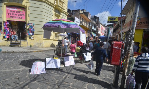 Comerciantes informales que se colocan alrededor de la plazuela del Carbón, más conocida como El Árbol, tuvieron diferencia con inspectores  de comercio del ayuntamiento quienes pretenden desalojarlos aunque aseguran que administraciones pasadas les autorizaban la venta en esta época.  