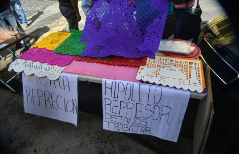 Comerciantes informales que se colocan alrededor de la plazuela del Carbón, más conocida como El Árbol, tuvieron diferencia con inspectores  de comercio del ayuntamiento quienes pretenden desalojarlos aunque aseguran que administraciones pasadas les autorizaban la venta en esta época.  