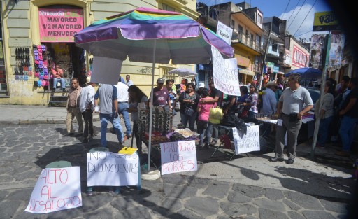 Comerciantes ambulantes que se colocan alrededor de la plaza de carbón mejor conocida como el árbol tuvieron diferencia con inspectores  de comercio del ayuntamiento 