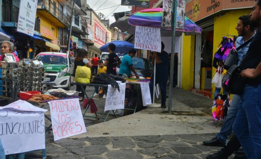 Comerciantes ambulantes que se colocan alrededor de la plaza de carbón mejor conocida como el árbol tuvieron diferencia con inspectores  de comercio del ayuntamiento 