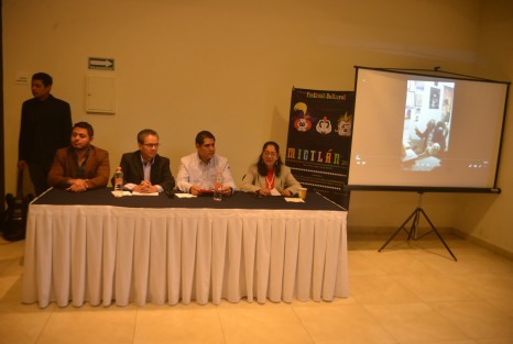 Con un retraso de 30 minutos y con una muy mala organización, autoridades municipales y organizadores del festival Mictlán presentaron ante la prensa las actividades que se llevaron a cabo durante dicho festival.