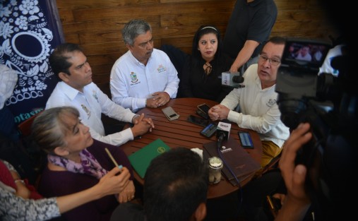 El alcalde de Teocelo, Mario Chama Díaz, dijo que se seguirá gestionando lo del nuevo puente, ya que debido a las lluvias han caído árboles y piedras sobre la carretera Xico- Teocelo, lo ha que dejado incomunicado al municipio por horas. 