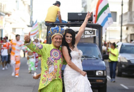 Con la presencia de algunos candidatos y candidatas a ocupar los reinados del Carnaval de Veracruz 2019, se realizó un papaqui que recorrió el centro histórico de la ciudad.  