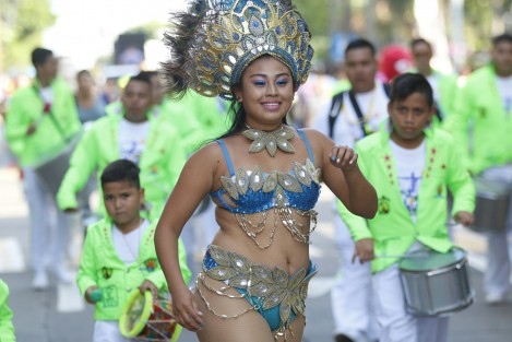 Con la presencia de algunos candidatos y candidatas a ocupar los reinados del Carnaval de Veracruz 2019, se realizó un papaqui que recorrió el centro histórico de la ciudad.  