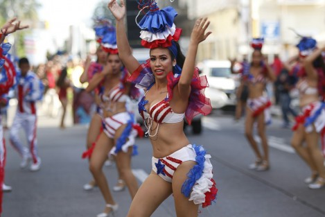 Con la presencia de algunos candidatos y candidatas a ocupar los reinados del Carnaval de Veracruz 2019, se realizó un papaqui que recorrió el centro histórico de la ciudad.  