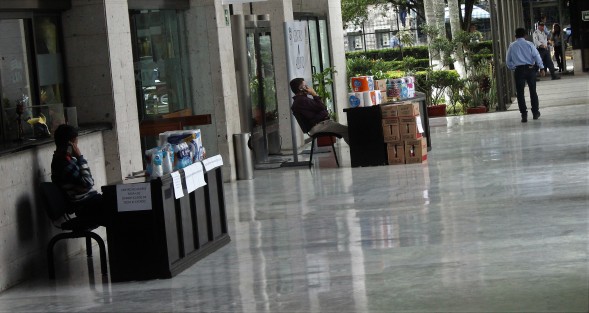 Así los centros de acopio en el Palacio Legislativo. Quizá sea porque  el gobernador no anda muy alarmado por la situación. 