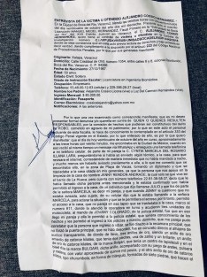 El empresario Alejandro Cossío Hernández interpuso una denuncia, luego de que la tarde de este miércoles fueran robado de su casa en Boca del Río, alhajas y dinero con un importe estimado en algo más de 1 millón de pesos, por un sujeto que ingresó con engaños a inmueble donde habita. 
