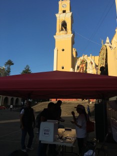Desde las 8:00 horas, las mesas de consulta sobre la construcción del nuevo aeropuerto Internacional de la Ciudad de México comenzaron a recibir los votos de los xalapeños a favor de alguna de las dos opciones que la boleta permite.
