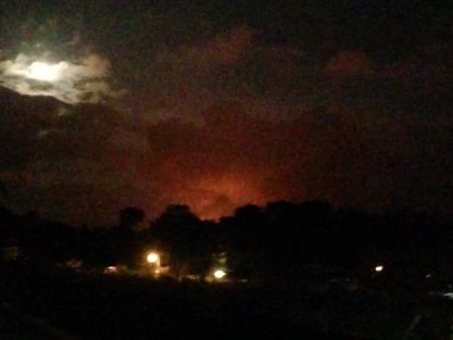 Un muerto, 7 quemados y unas 10 personas desaparecidas era el saldo hasta anoche de una fuga con explosión en un ducto de Pemex, en la localidad El Once, en el municipio de Amatlán, Ver.. Se presume que fue provocado por supuestos huachicoleros.  
