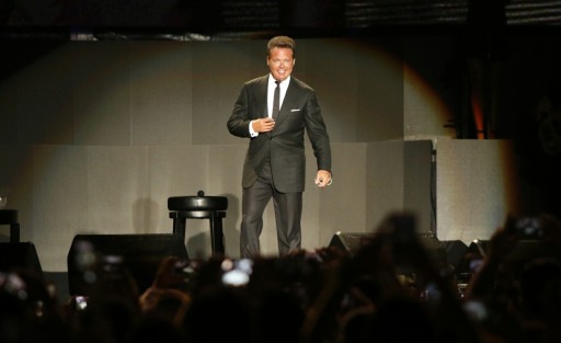 Luis Miguel se presentó ante 10 mil fans en el estadio Beto Ávila. Sus seguidores corearon los éxitos del llamado Sol, en uno de los conciertos que forma parte de la gira México por Siempre.