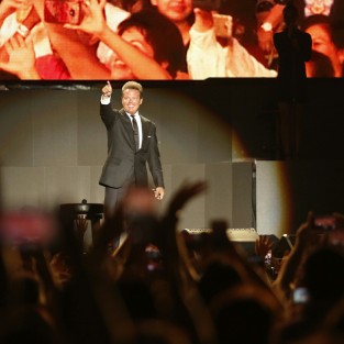 Luis Miguel se presentó ante 10 mil fans en el estadio Beto Ávila. Sus seguidores corearon los éxitos del llamado Sol, en uno de los conciertos que forma parte de la gira México por Siempre.