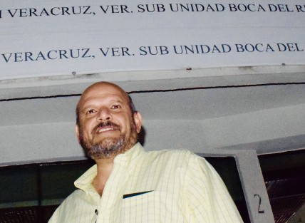 El empresario Alejandro Cossío Hernández interpuso una denuncia, luego de que la tarde de este miércoles fueran robado de su casa en Boca del Río, alhajas y dinero con un importe estimado en algo más de 1 millón de pesos, por un sujeto que ingresó con engaños a inmueble donde habita. 
