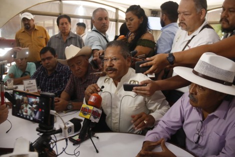 Arturo Hervis Reyes, alcalde por tercera ocasión de Ángel R. Cabada, convocó a rueda de prensa para exponer la problemática del sector cañero en la región. Sobre su viaje a Cuba, no quiso abundar demasiado, sólo dijo que no descuidó su municipio y dejó todo organizado.