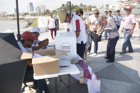 En calma transcurre en Boca del Río, la Consulta Nacional Nuevo Aeropuerto. Hasta el momento no se han registrado incidentes.